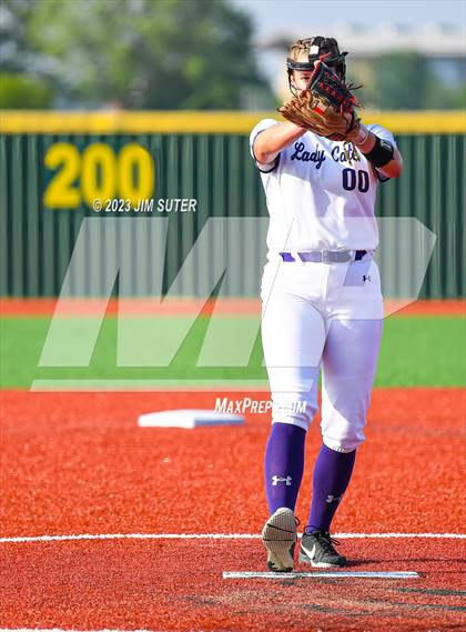 Thumbnail 2 in Lake Creek vs Elgin (UIL 5A Reg III Area Playoff) photogallery.