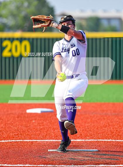 Thumbnail 2 in Lake Creek vs Elgin (UIL 5A Reg III Area Playoff) photogallery.