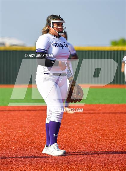 Thumbnail 1 in Lake Creek vs Elgin (UIL 5A Reg III Area Playoff) photogallery.