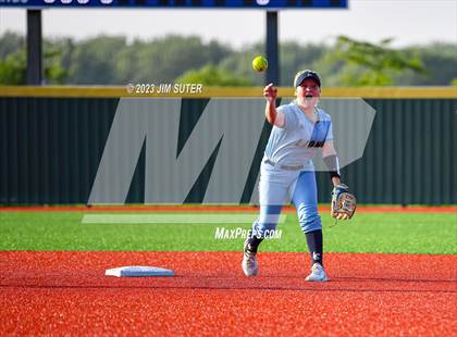 Thumbnail 2 in Lake Creek vs Elgin (UIL 5A Reg III Area Playoff) photogallery.