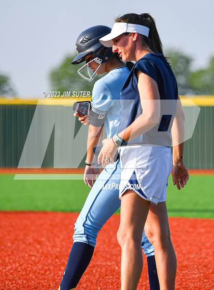 Thumbnail 1 in Lake Creek vs Elgin (UIL 5A Reg III Area Playoff) photogallery.
