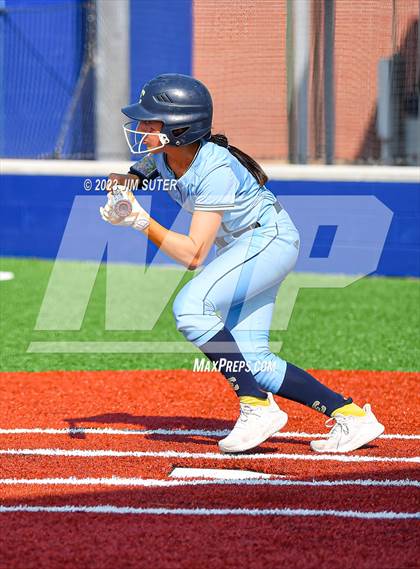 Thumbnail 2 in Lake Creek vs Elgin (UIL 5A Reg III Area Playoff) photogallery.