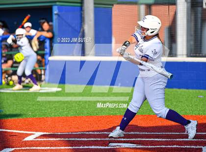 Thumbnail 2 in Lake Creek vs Elgin (UIL 5A Reg III Area Playoff) photogallery.