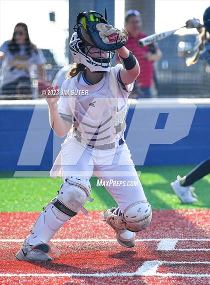 Thumbnail 3 in Lake Creek vs Elgin (UIL 5A Reg III Area Playoff) photogallery.