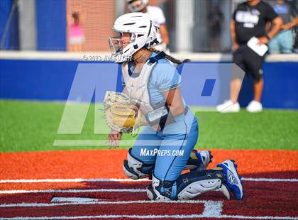 Thumbnail 2 in Lake Creek vs Elgin (UIL 5A Reg III Area Playoff) photogallery.