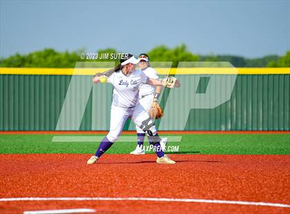Thumbnail 2 in Lake Creek vs Elgin (UIL 5A Reg III Area Playoff) photogallery.