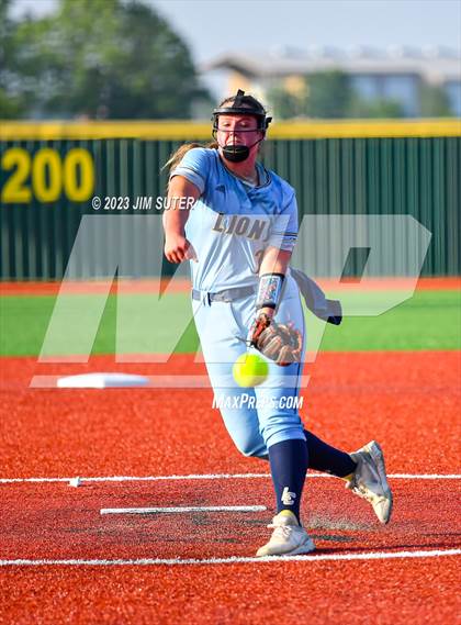 Thumbnail 2 in Lake Creek vs Elgin (UIL 5A Reg III Area Playoff) photogallery.