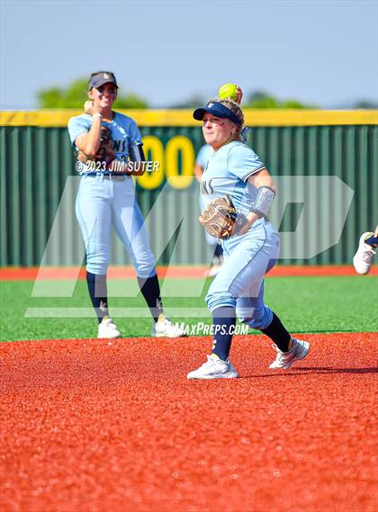 Thumbnail 2 in Lake Creek vs Elgin (UIL 5A Reg III Area Playoff) photogallery.