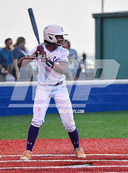 Thumbnail 2 in Lake Creek vs Elgin (UIL 5A Reg III Area Playoff) photogallery.