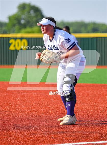 Thumbnail 1 in Lake Creek vs Elgin (UIL 5A Reg III Area Playoff) photogallery.