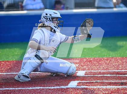 Thumbnail 3 in Lake Creek vs Elgin (UIL 5A Reg III Area Playoff) photogallery.
