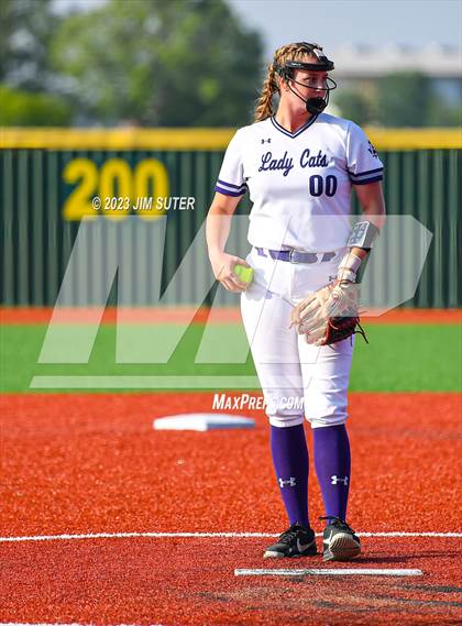Thumbnail 2 in Lake Creek vs Elgin (UIL 5A Reg III Area Playoff) photogallery.