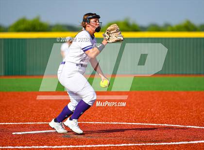 Thumbnail 3 in Lake Creek vs Elgin (UIL 5A Reg III Area Playoff) photogallery.