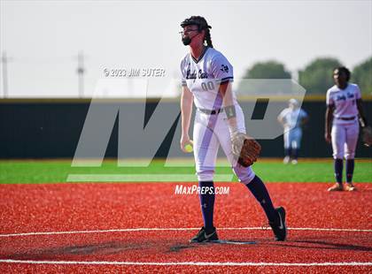 Thumbnail 1 in Lake Creek vs Elgin (UIL 5A Reg III Area Playoff) photogallery.