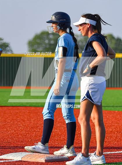Thumbnail 3 in Lake Creek vs Elgin (UIL 5A Reg III Area Playoff) photogallery.