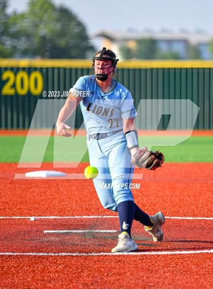 Thumbnail 1 in Lake Creek vs Elgin (UIL 5A Reg III Area Playoff) photogallery.