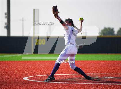 Thumbnail 1 in Lake Creek vs Elgin (UIL 5A Reg III Area Playoff) photogallery.