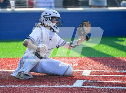 Thumbnail 2 in Lake Creek vs Elgin (UIL 5A Reg III Area Playoff) photogallery.