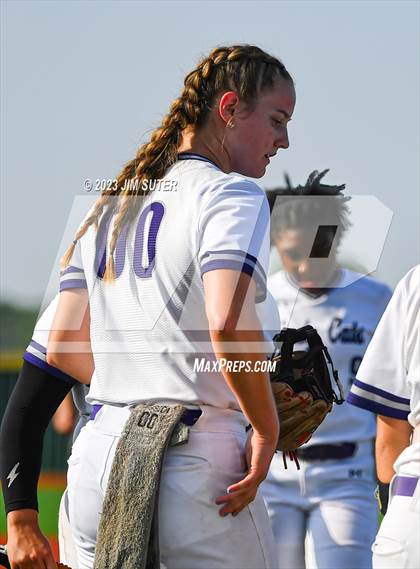 Thumbnail 3 in Lake Creek vs Elgin (UIL 5A Reg III Area Playoff) photogallery.