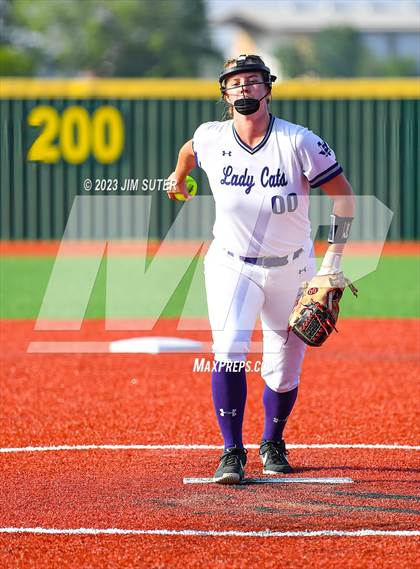 Thumbnail 2 in Lake Creek vs Elgin (UIL 5A Reg III Area Playoff) photogallery.
