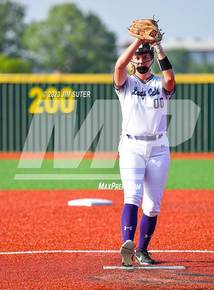 Thumbnail 1 in Lake Creek vs Elgin (UIL 5A Reg III Area Playoff) photogallery.