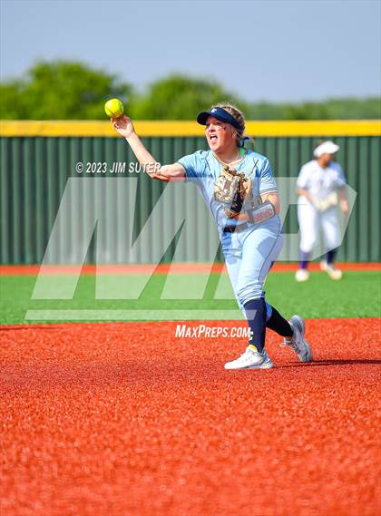 Thumbnail 1 in Lake Creek vs Elgin (UIL 5A Reg III Area Playoff) photogallery.
