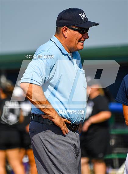 Thumbnail 3 in Lake Creek vs Elgin (UIL 5A Reg III Area Playoff) photogallery.