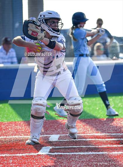 Thumbnail 3 in Lake Creek vs Elgin (UIL 5A Reg III Area Playoff) photogallery.