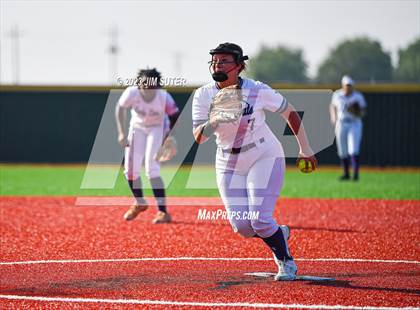Thumbnail 3 in Lake Creek vs Elgin (UIL 5A Reg III Area Playoff) photogallery.