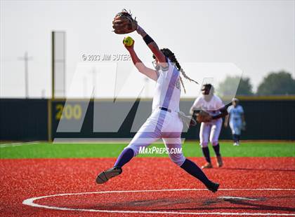 Thumbnail 2 in Lake Creek vs Elgin (UIL 5A Reg III Area Playoff) photogallery.