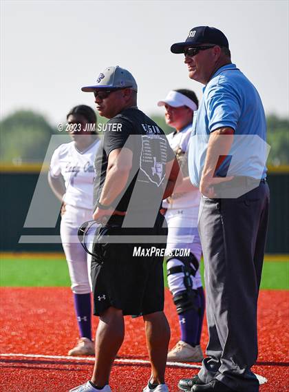 Thumbnail 3 in Lake Creek vs Elgin (UIL 5A Reg III Area Playoff) photogallery.