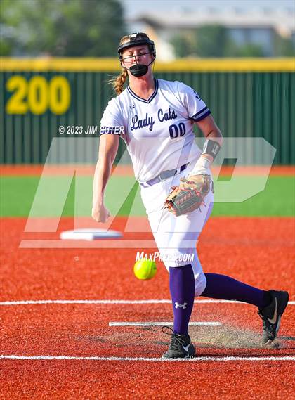 Thumbnail 3 in Lake Creek vs Elgin (UIL 5A Reg III Area Playoff) photogallery.