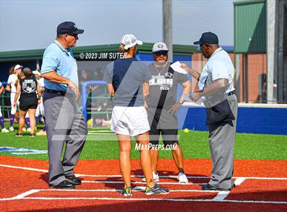 Thumbnail 2 in Lake Creek vs Elgin (UIL 5A Reg III Area Playoff) photogallery.
