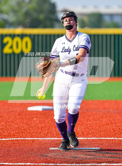 Thumbnail 1 in Lake Creek vs Elgin (UIL 5A Reg III Area Playoff) photogallery.