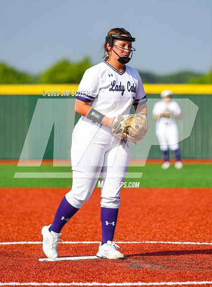 Thumbnail 1 in Lake Creek vs Elgin (UIL 5A Reg III Area Playoff) photogallery.
