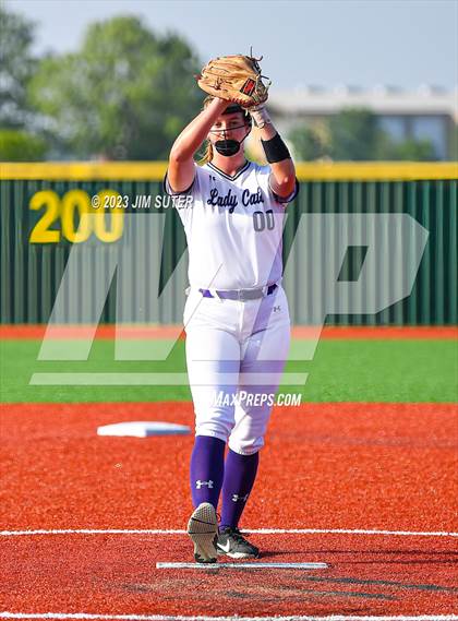 Thumbnail 2 in Lake Creek vs Elgin (UIL 5A Reg III Area Playoff) photogallery.