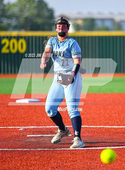Thumbnail 2 in Lake Creek vs Elgin (UIL 5A Reg III Area Playoff) photogallery.