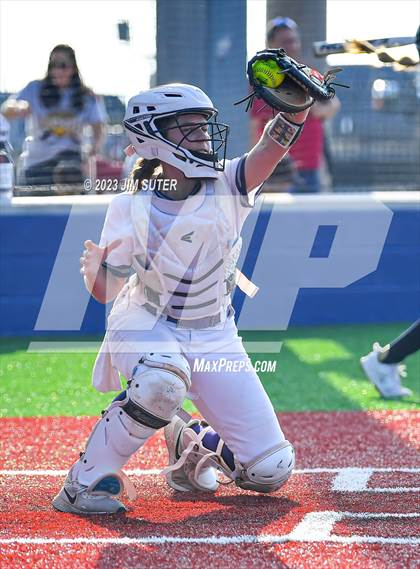 Thumbnail 2 in Lake Creek vs Elgin (UIL 5A Reg III Area Playoff) photogallery.