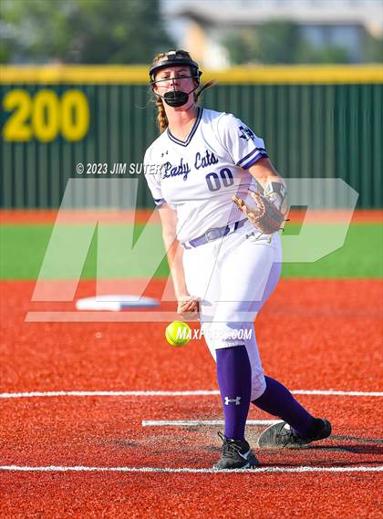 Thumbnail 2 in Lake Creek vs Elgin (UIL 5A Reg III Area Playoff) photogallery.