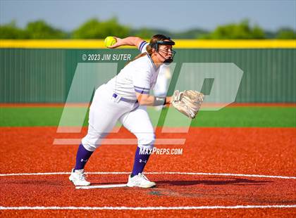 Thumbnail 1 in Lake Creek vs Elgin (UIL 5A Reg III Area Playoff) photogallery.