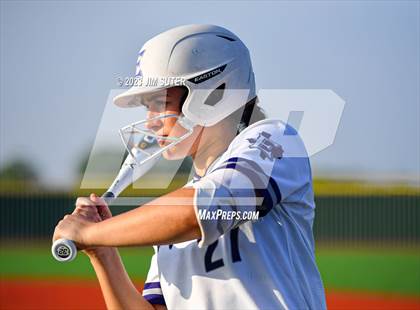 Thumbnail 1 in Lake Creek vs Elgin (UIL 5A Reg III Area Playoff) photogallery.
