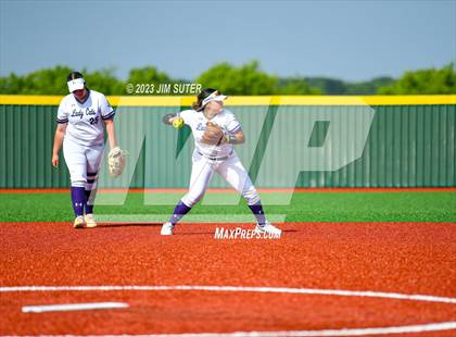 Thumbnail 2 in Lake Creek vs Elgin (UIL 5A Reg III Area Playoff) photogallery.
