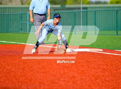 Thumbnail 3 in Lake Creek vs Elgin (UIL 5A Reg III Area Playoff) photogallery.