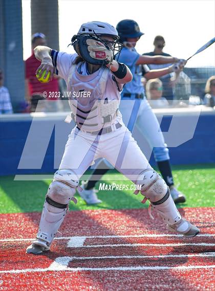 Thumbnail 1 in Lake Creek vs Elgin (UIL 5A Reg III Area Playoff) photogallery.