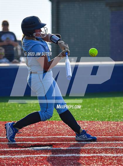 Thumbnail 2 in Lake Creek vs Elgin (UIL 5A Reg III Area Playoff) photogallery.