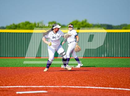 Thumbnail 1 in Lake Creek vs Elgin (UIL 5A Reg III Area Playoff) photogallery.