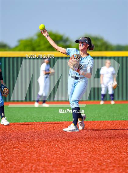 Thumbnail 2 in Lake Creek vs Elgin (UIL 5A Reg III Area Playoff) photogallery.