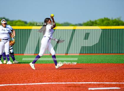 Thumbnail 2 in Lake Creek vs Elgin (UIL 5A Reg III Area Playoff) photogallery.
