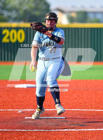 Thumbnail 2 in Lake Creek vs Elgin (UIL 5A Reg III Area Playoff) photogallery.