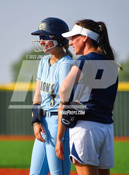 Thumbnail 1 in Lake Creek vs Elgin (UIL 5A Reg III Area Playoff) photogallery.